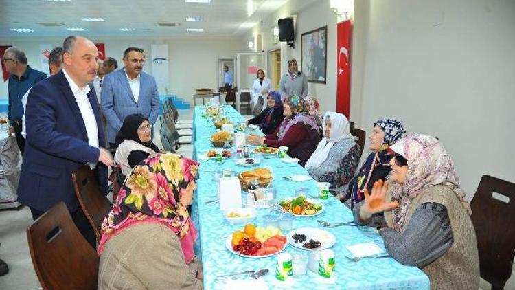 Vali Coşkun, huzurevi sakinleriyle iftar yaptı