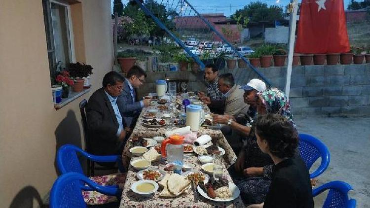 Kaymakam Düzgün, yaşlı çiftin evinde iftar açtı