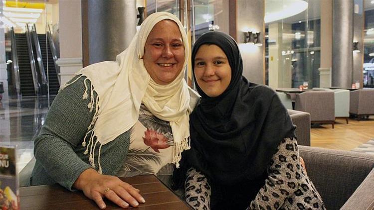 Hıristiyan kadınlar İslamofobi ile mücadele için başörtüsü taktı