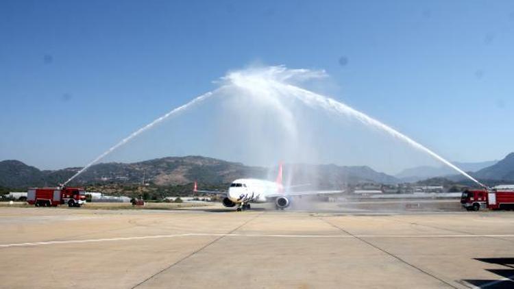 Azerbaycandan gelen ilk uçak, su takıyla karşılandı