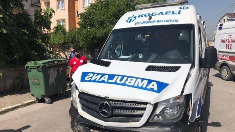 Ambulans ile ticari taksi çarpıştı