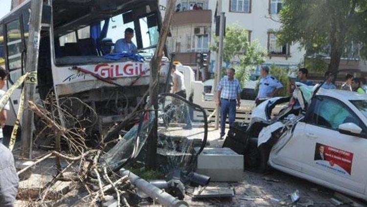 Freni boşalan midibüs dehşet saçtı