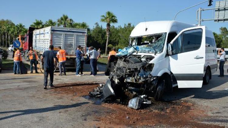 TIRla minibüs çarpıştı: 6 yaralı/ Ek fotoğraflar