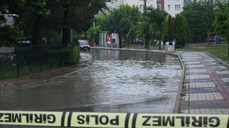 Edirnede sağanak, sokakları göle çevirdi