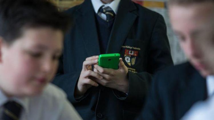 Fransada ilk ve orta dereceli okullarda cep telefonu kullanımı yasaklandı