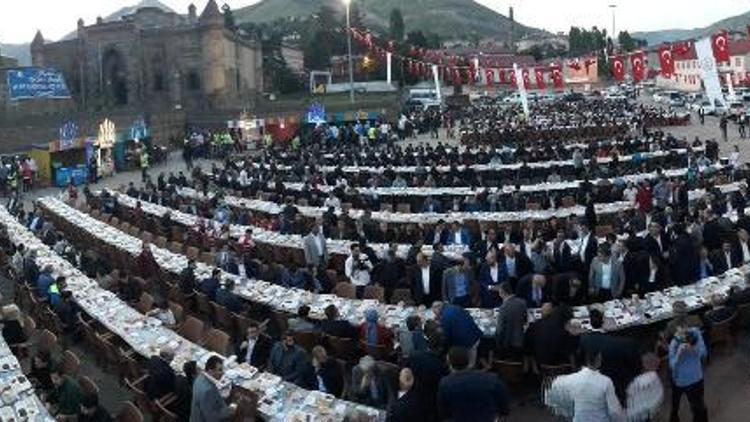 Bitliste 2 bin 500 kişi iftar yemeğinde buluştu.