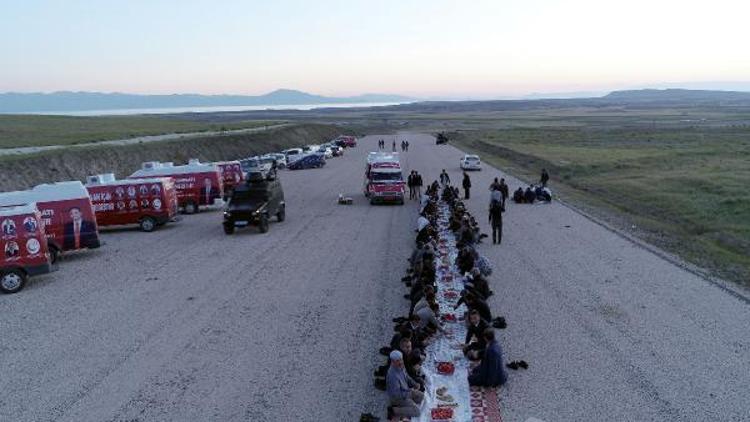 Bitmeyen çevre yoluna dikkat çekmek için yolda iftar yaptılar