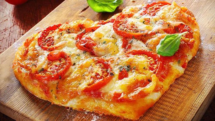 Peynirli domatesli pizza tarifi