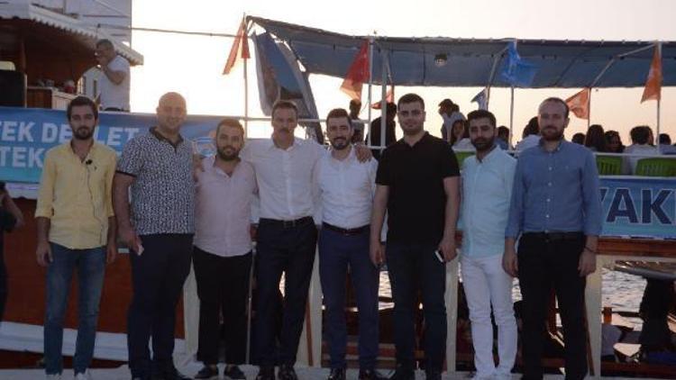 AK Partili adaylar ilk kez oy kullacak seçmenle teknede buluşuyor
