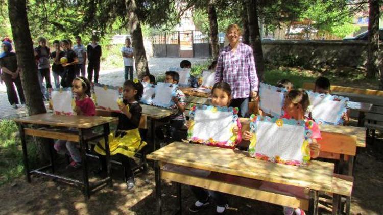 Doğa sınıfında karnelerini alıp kümesteki ördeklere koştular