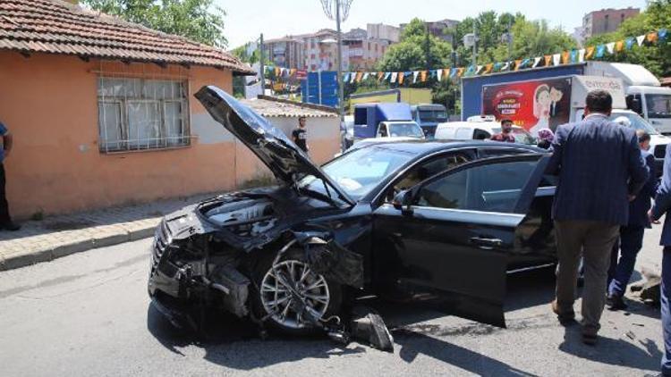 Esenler Belediye Başkanı Göksunun makam aracı kaza yaptı