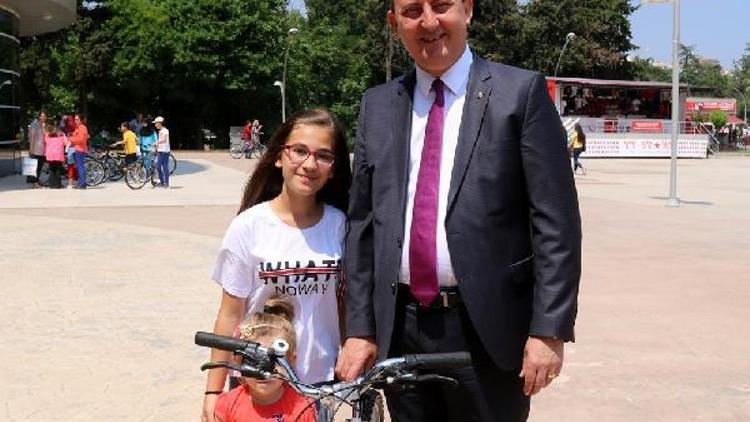 Biga Belediyesi, öğrencileri bisiklet ile ödüllendirdi