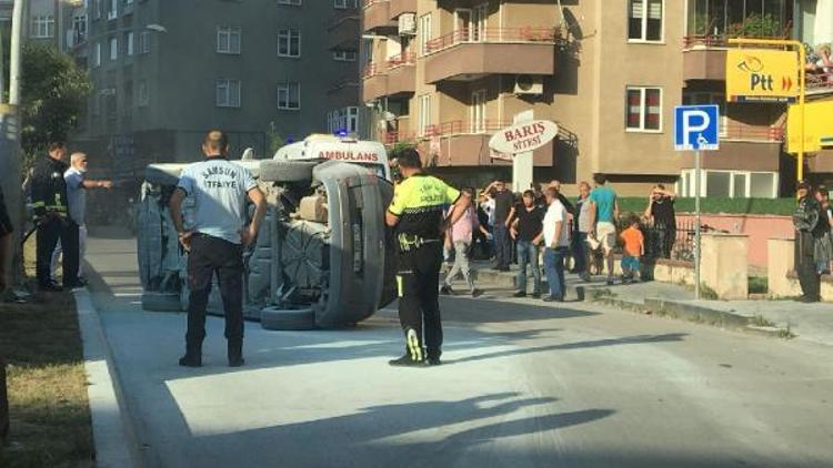 Devrilen otomobilde çıkan yangını çevredekiler söndürdü