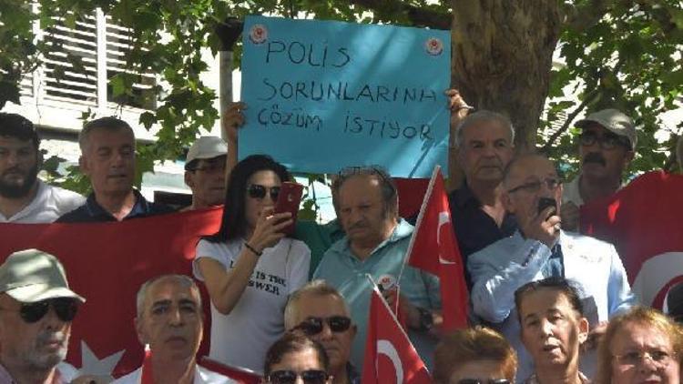 İzmirde emekli polislerden ek gösterge eylemi