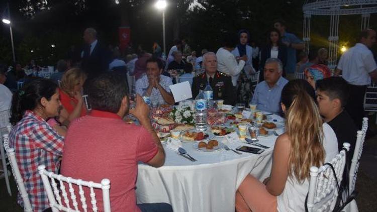 İzmir Valiliğinden şehit yakınlarına iftar