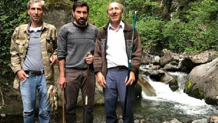 Fenerbahçeli Şener, Artvin’de balık avlıyor