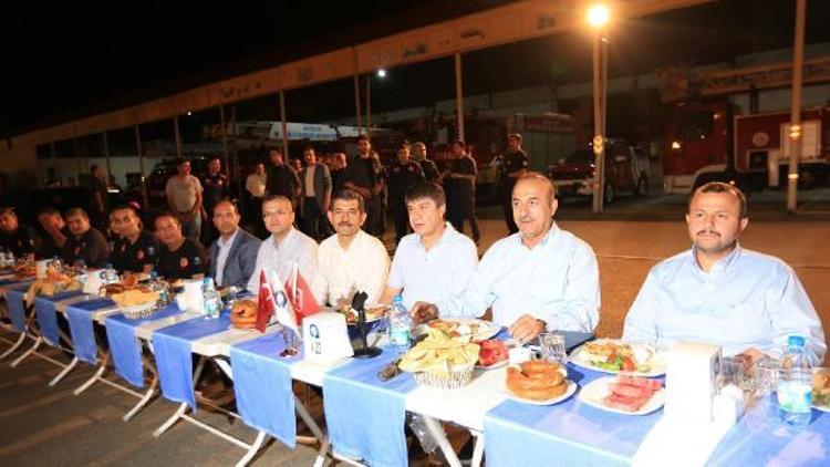 Bakan Çavuşoğlu ve Başkan Türel itfaiyede sahur yaptı