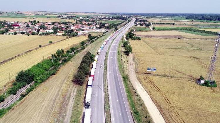 Kapıkulede 15 kilometre TIR kuyruğu