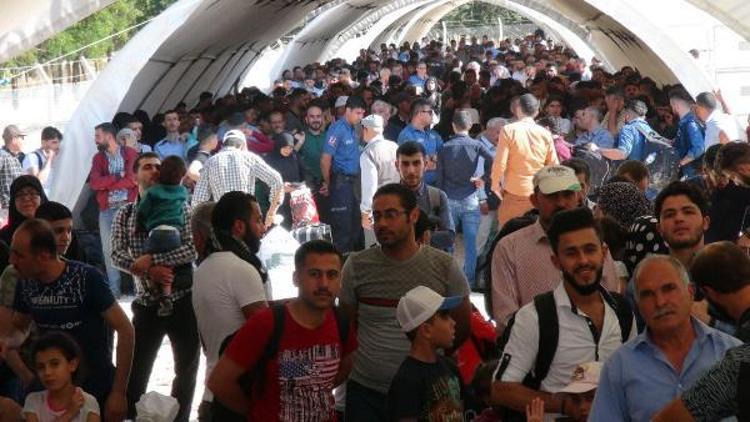 Suriyelilerin, ülkelerine gidişleri sürüyor