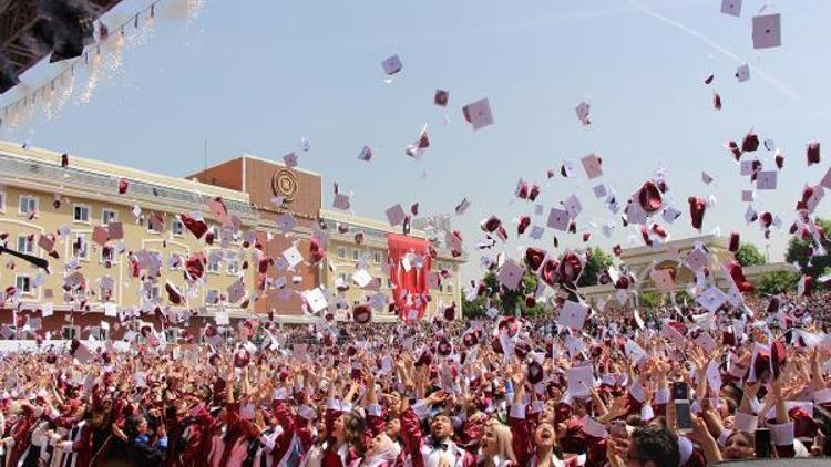 İAÜ 13. dönem mezunlarını verdi