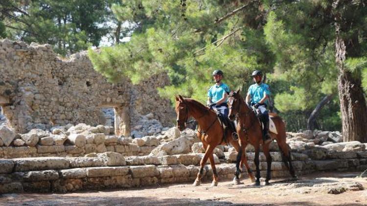 Kemer sahillerinde atlı jandarma göreve başladı