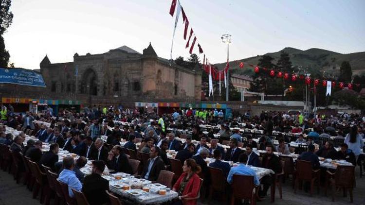Bağcılar Belediyesi Mardin ve Bitlis’te gönül sofraları kurdu