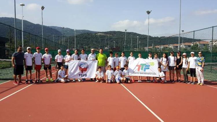 Geleceğin raketleri TSYD Bursa Tenis Turnuvasında korta çıktı