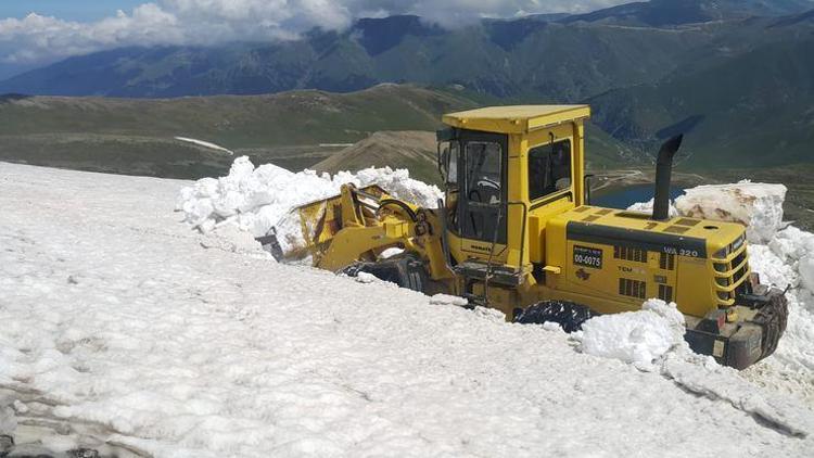 Bu fotoğraf bugün Türkiyede çekildi Haziran ayında karla mücadele