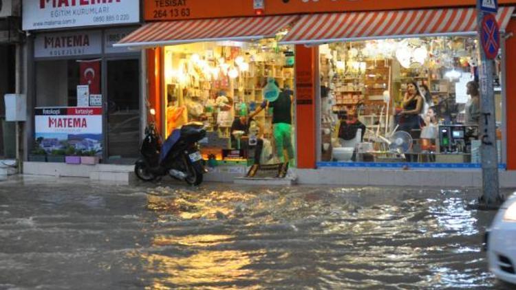 Denizlideki sağanak yağmur hayatı olumsuz etkiledi