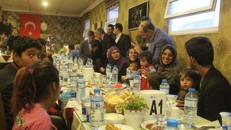 Vali Ustaoğlu, Suriyeli sığınmacılarla iftarda buluştu