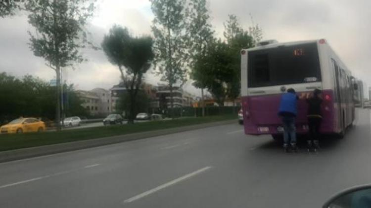 Beşiktaşta patenli gençlerin tehlikeli yolculuğu kamerada