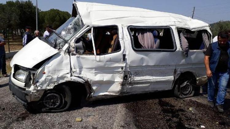 Minibüsle otomobil çarpıştı: 2 ölü, 8 yaralı