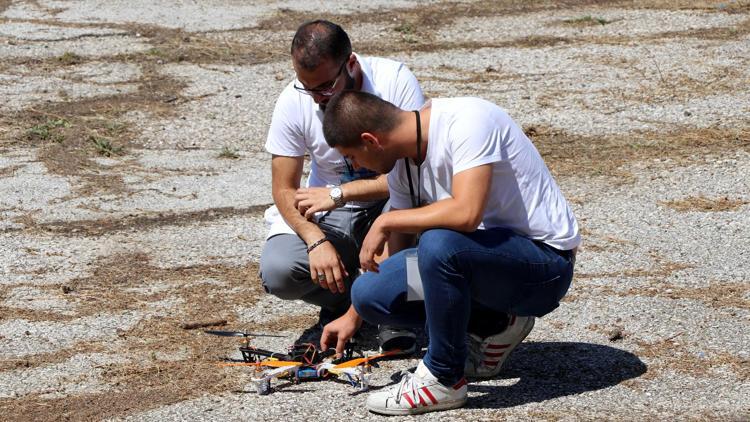 Öğrenciler kendi Dronelarını uçurdu