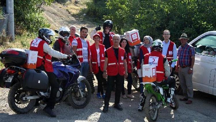 Yardımlar, kırsal mahallelere motosikletlerle ulaştırılıyor