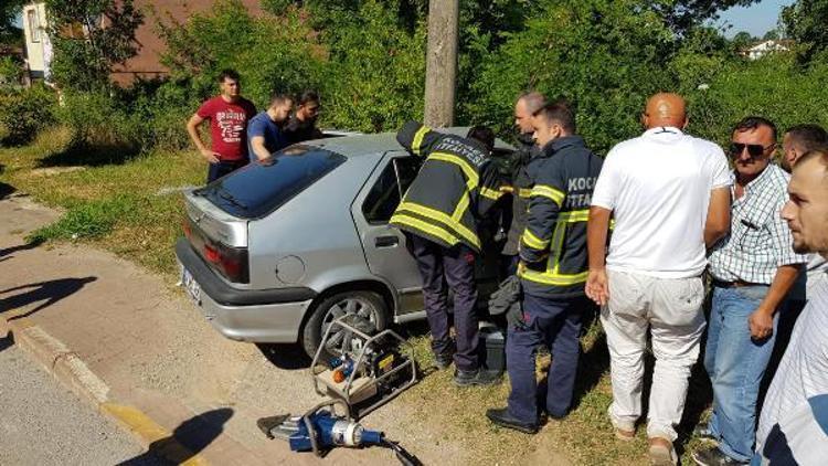 Kamyonu sollamak isterken elektrik direğine çarptı