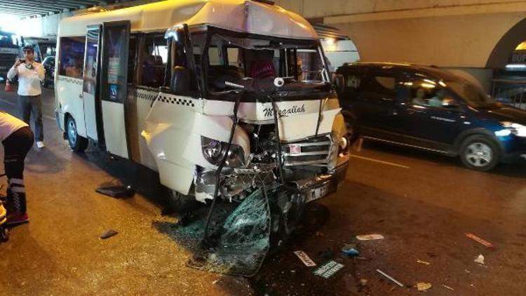 Minibüs halk otobüsüne çarptı: 10 yaralı