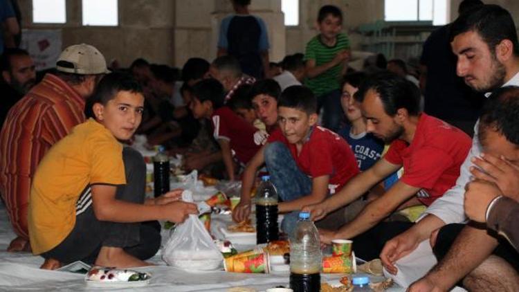 İHH’dan Halep’in sıfır noktasında toplu iftar