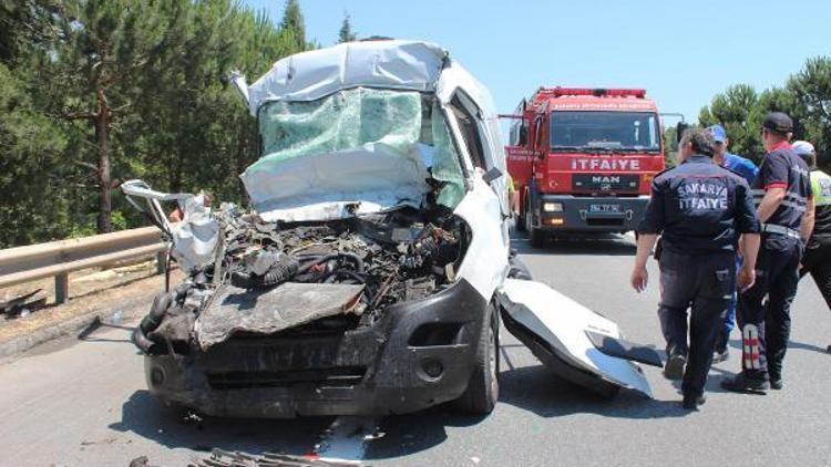 Hafif ticari araç TIRa çarptı: 2 yaralı