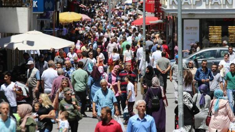 Emeklilere bayram ikramiyesi, esnafın yüzünü güldürdü