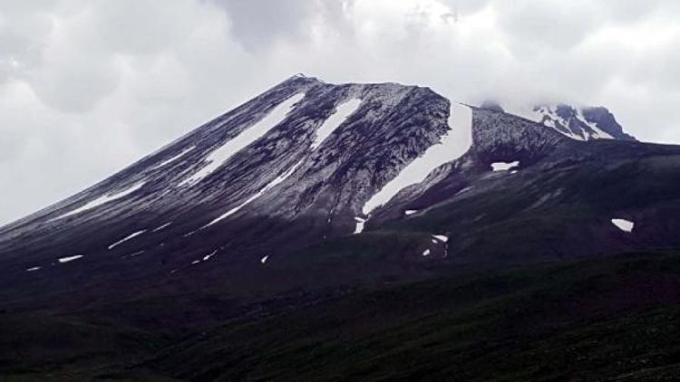 Erciyes, doluyla beyaza büründü