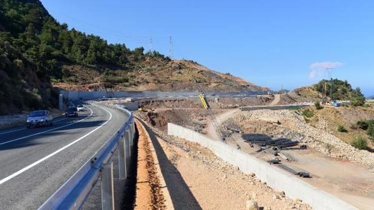 Heyelanda çöken yol ulaşıma açıldı