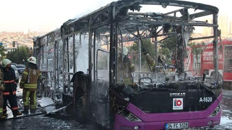 Gaziosmanpaşada halk otobüsü alev alev yandı