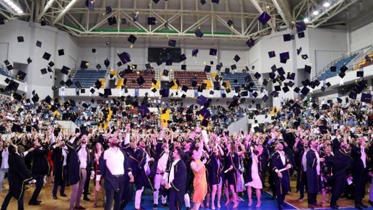 1200 gencin mezuniyet sevinci
