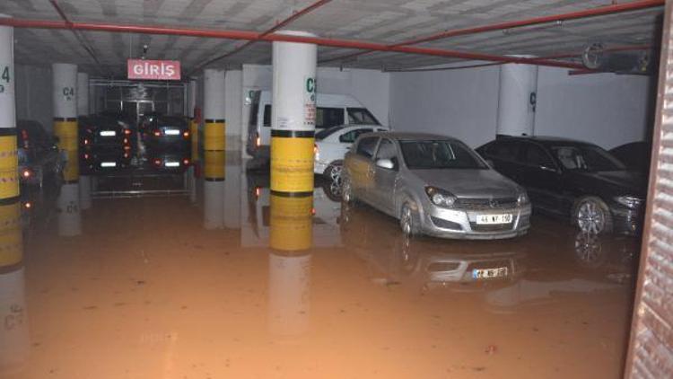 Kahramanmaraş, selde ölen anne ve 2 çocuğuna ağlıyor