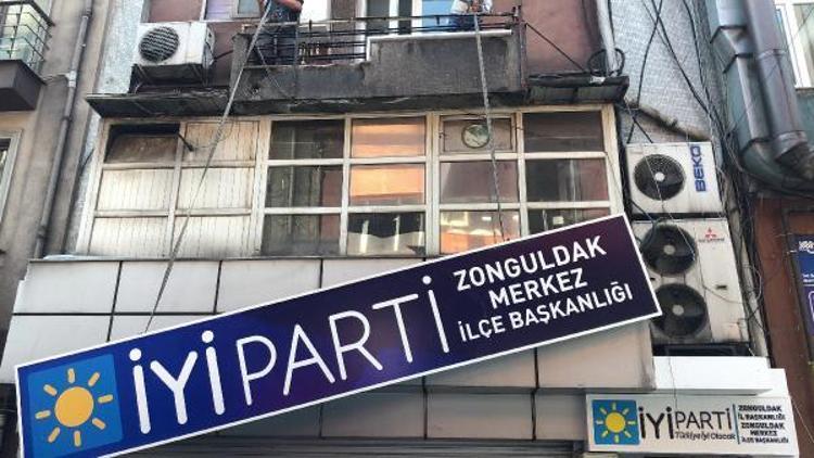 Paralarını alamayınca parti tabelalarını indirdiler