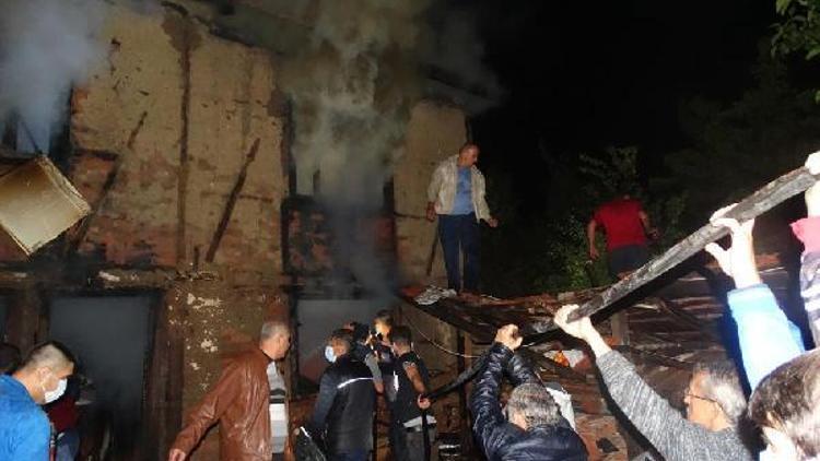 Domaniçte yıldırım düşen 2 katlı ahşap ev yandı