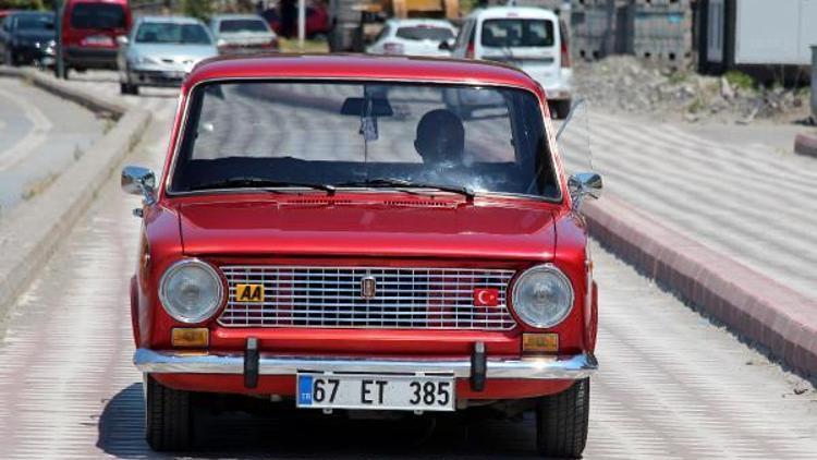 1500 liraya aldıkları hurda otomobili, ilk günkü haline getirdiler