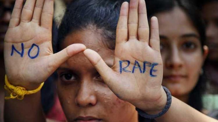Hindistanda bir anne ve kızına tecavüzden suçlanan 4 kişiye gözaltı