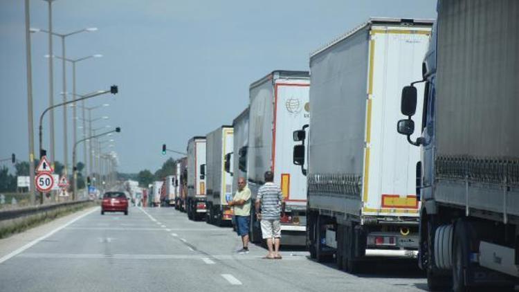 TIR sürücüleri kuyrukta bayramlaştı