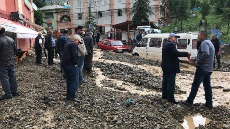 Gümüşhanede sağanakta yol kapandı, araçlar hasar gördü